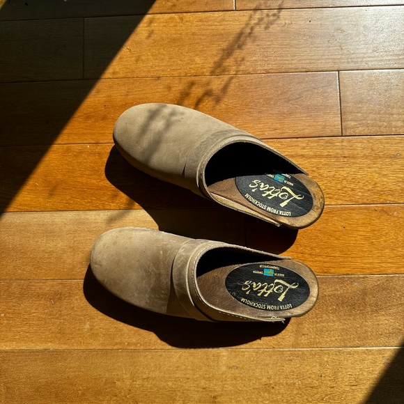 Classic Clog in Taupe Oiled Nubuck on Brown Base with Strap - Picture 7 of 7